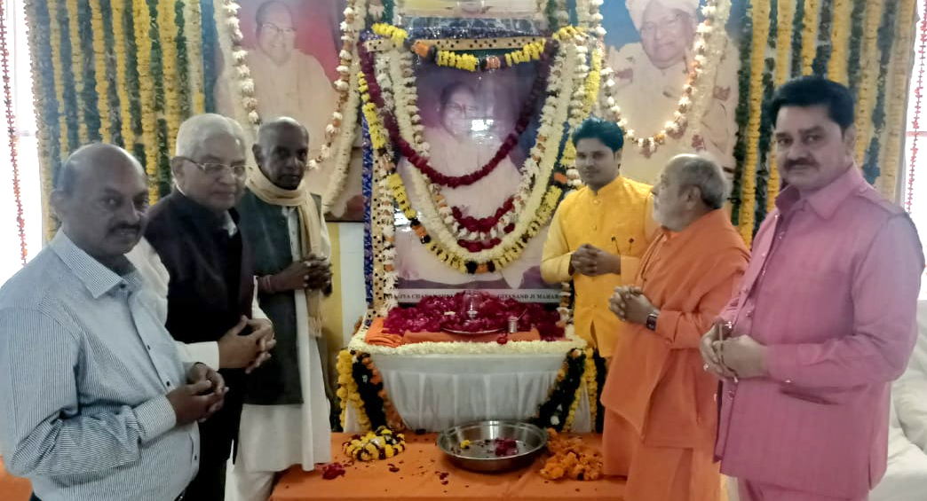 गीतानंद जी के चित्रपट पर माल्यार्पण एवं दीप प्रज्ज्वलित करते हुए हाईकोर्ट के पूर्व जज एस एस कुलश्रेष्ठ , भाजपा के पूर्व राष्ट्रीय महामंत्री संगठन के.एन. गोविंदाचार्य, मुमुक्षु सेवा मंडल के प्रमुख एवं महामंडलेश्वर डॉ. अवशेषानंद जी महाराज, एन यू जे आई के राष्ट्रीय उपाध्यक्ष एवं ब्रज प्रेस क्लब के अध्यक्ष डॉ.कमलकांत उपमन्यु एडवोकेट एवं अन्य धर्माचार्य। गीतानंद जी के चित्रपट पर माल्यार्पण एवं दीप प्रज्ज्वलित करते हुए हाईकोर्ट के पूर्व जज एस एस कुलश्रेष्ठ , भाजपा के पूर्व राष्ट्रीय महामंत्री संगठन के.एन. गोविंदाचार्य, मुमुक्षु सेवा मंडल के प्रमुख एवं महामंडलेश्वर डॉ. अवशेषानंद जी महाराज, एन यू जे आई के राष्ट्रीय उपाध्यक्ष एवं ब्रज प्रेस क्लब के अध्यक्ष डॉ.कमलकांत उपमन्यु एडवोकेट एवं अन्य धर्माचार्य।