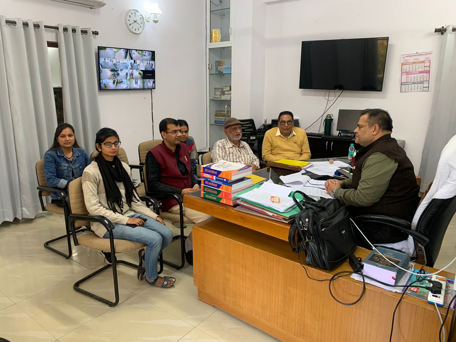 राज्य कर आयुक्त से भेंट करते व्यापारी नेता राज्य कर आयुक्त से भेंट करते व्यापारी नेता