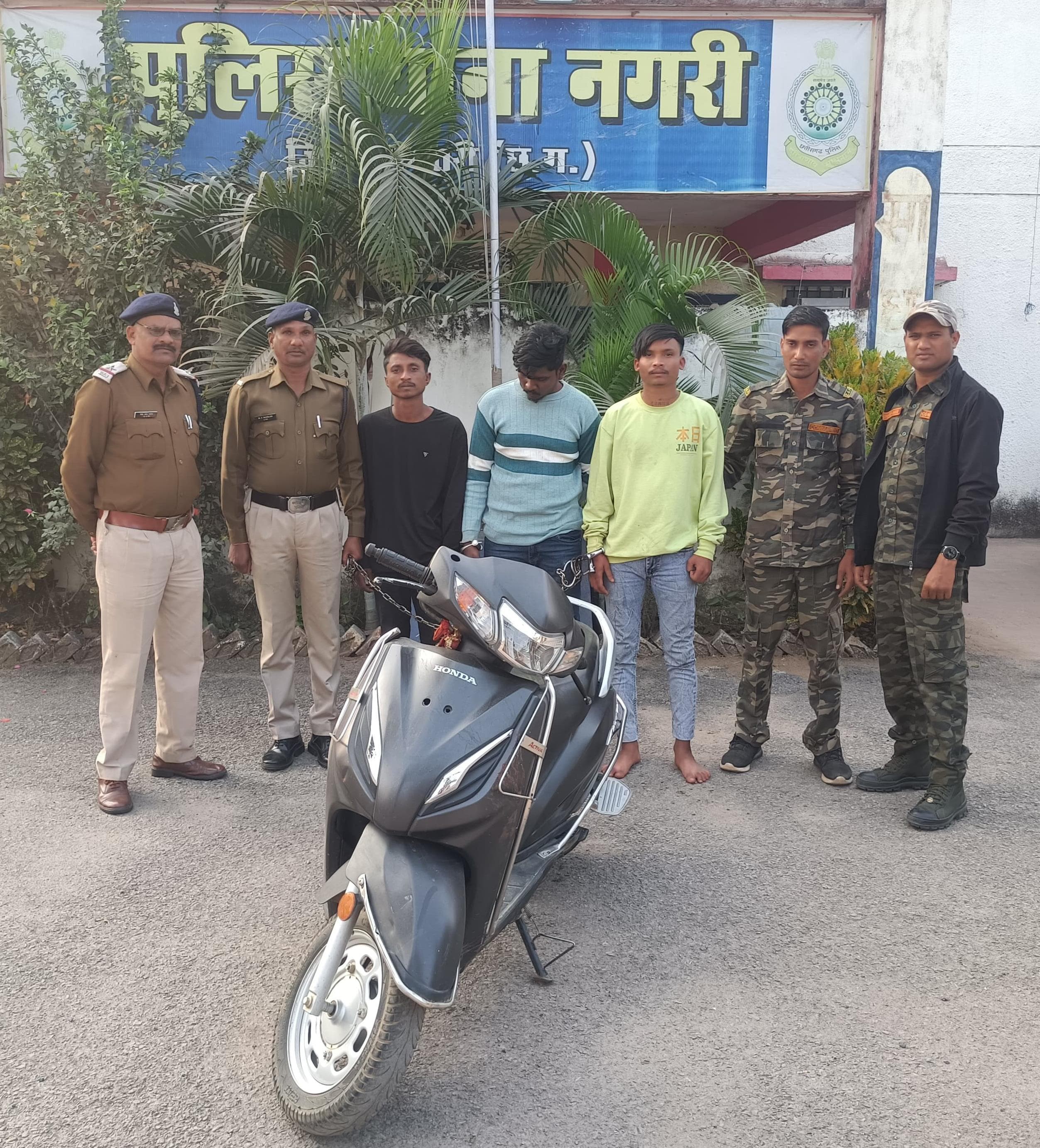 नगरी थाना में गिरफ्तार तीनों आरोपित व पुलिस। नगरी थाना में गिरफ्तार तीनों आरोपित व पुलिस।