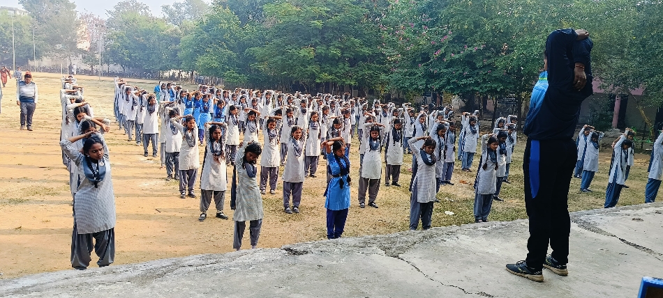 आत्मरक्षा के लिए गुर सीखती छात्राएं। आत्मरक्षा के लिए गुर सीखती छात्राएं।