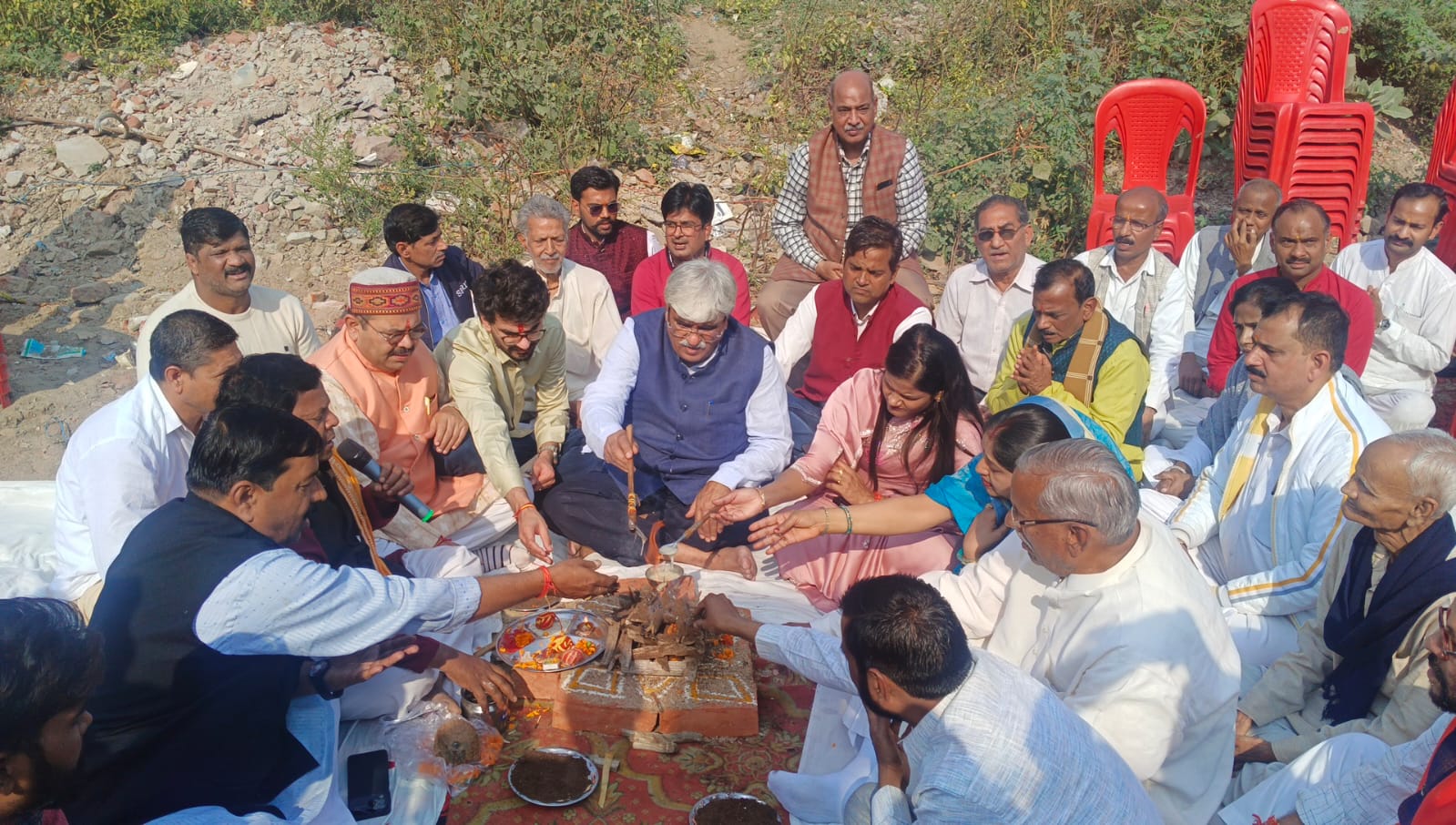 हवन यज्ञ करते विधायक मनीष असीजा आदि हवन यज्ञ करते विधायक मनीष असीजा आदि