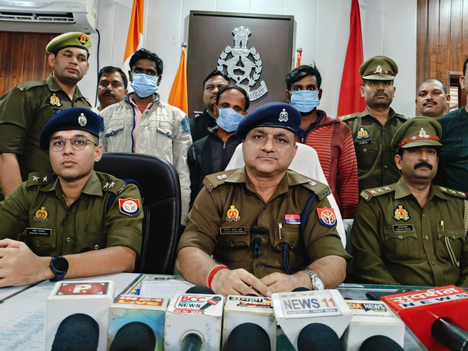 हत्या की घटना का खुलासा करते पुलिस अधिकारी हत्या की घटना का खुलासा करते पुलिस अधिकारी