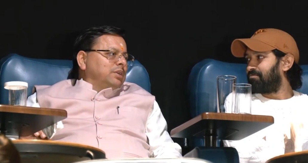मुख्यमंत्री धामी अभिनेता विक्रांत मैसी के साथ फ़िल्म द साबरमती रिपोर्ट देखते। मुख्यमंत्री धामी अभिनेता विक्रांत मैसी के साथ फ़िल्म द साबरमती रिपोर्ट देखते।