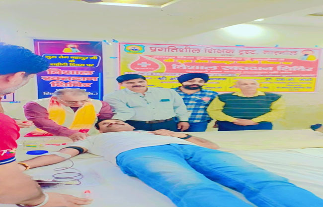 नारनौल में रक्त दान शिविर में रक्तदान करते हुए हरिकिशन। नारनौल में रक्त दान शिविर में रक्तदान करते हुए हरिकिशन।