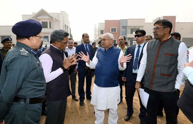 मुख्यमंत्री कार्य प्रगती का मुआयना करते हुए मुख्यमंत्री कार्य प्रगती का मुआयना करते हुए