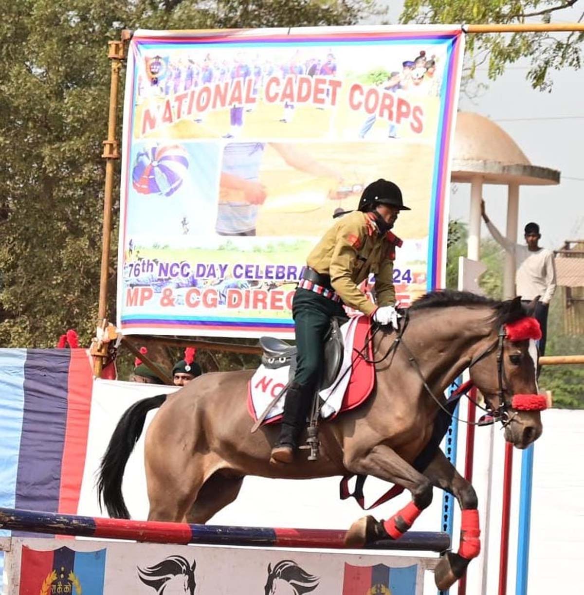 एनसीसी के छात्र द्वारा हार्स राइडिंग का प्रदर्शन करते एनसीसी के छात्र द्वारा हार्स राइडिंग का प्रदर्शन करते