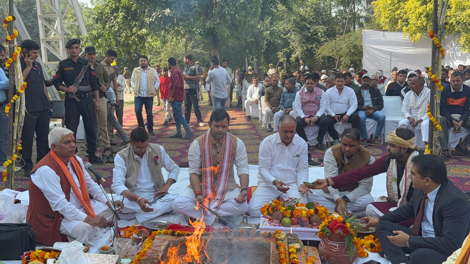शुगर मिल में हवन करते हुए मंत्री गौरव गौतम