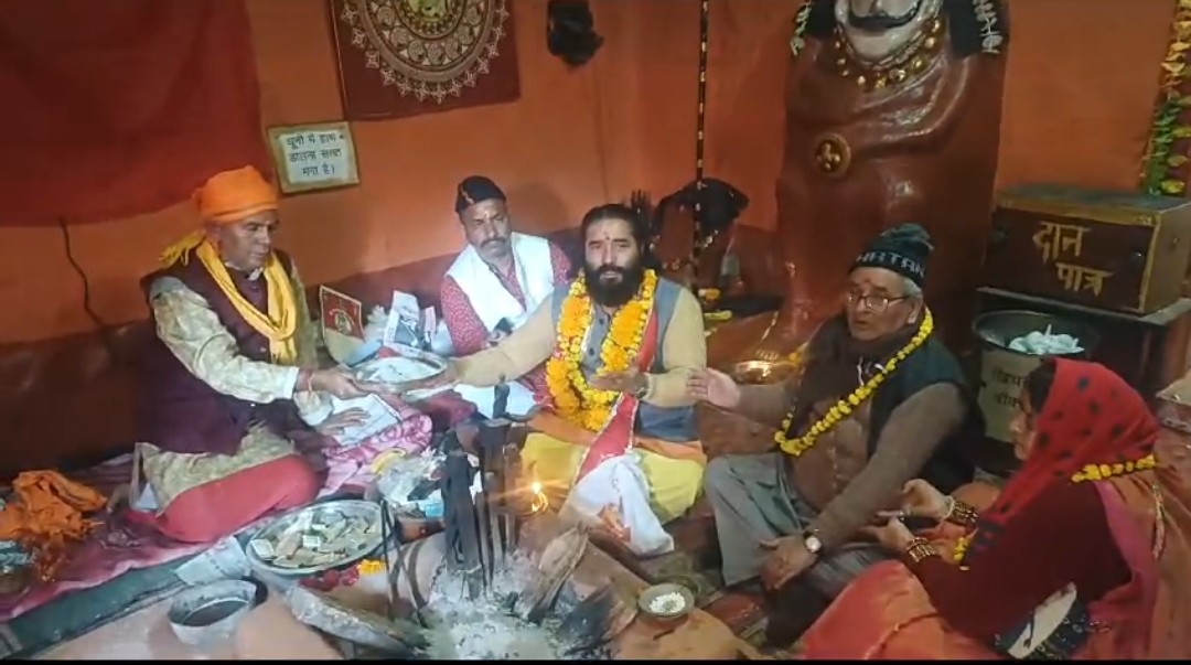 गोलू देवता मंदिर में विशेष पूजा-अर्चना करते हुए। गोलू देवता मंदिर में विशेष पूजा-अर्चना करते हुए।