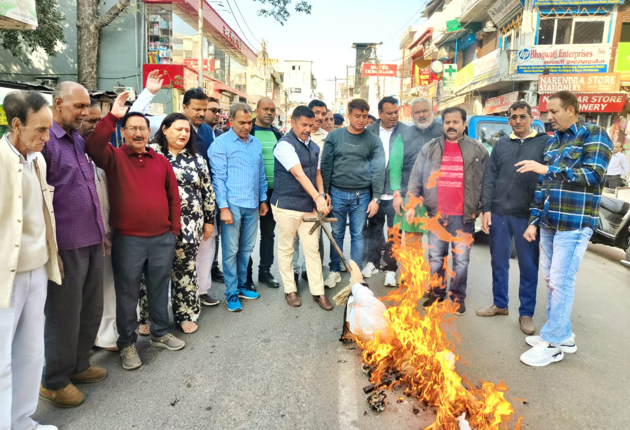 कांग्रेस कार्यकर्ताओं ने केंद्र सरकार का पुतला फूंका कांग्रेस कार्यकर्ताओं ने केंद्र सरकार का पुतला फूंका
