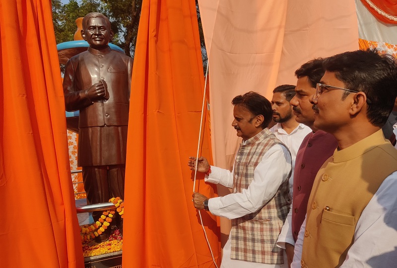 पंडित दीनदयाल उपध्याय की प्रतिमा का अनावरण पंडित दीनदयाल उपध्याय की प्रतिमा का अनावरण