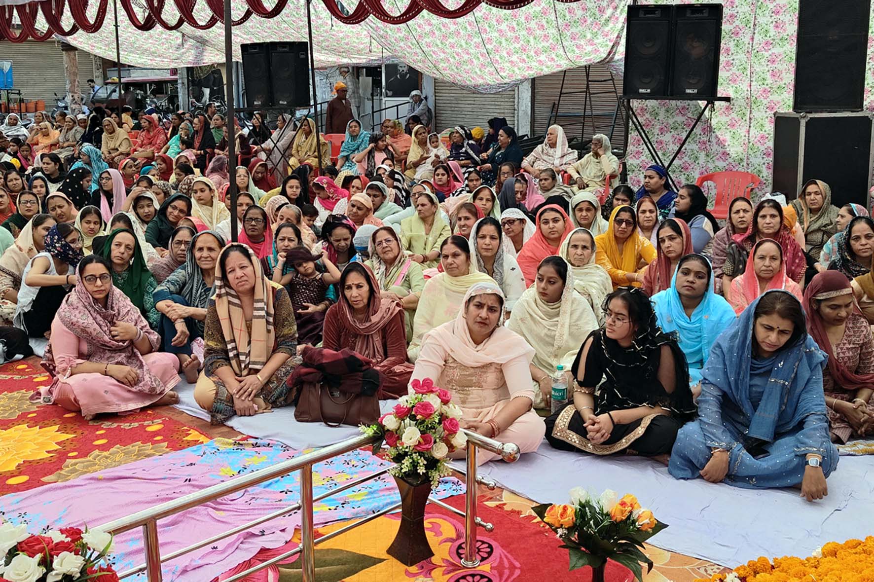 प्रकाशोत्सव पर कीर्तन में उपस्थित श्रद्धालु। प्रकाशोत्सव पर कीर्तन में उपस्थित श्रद्धालु।