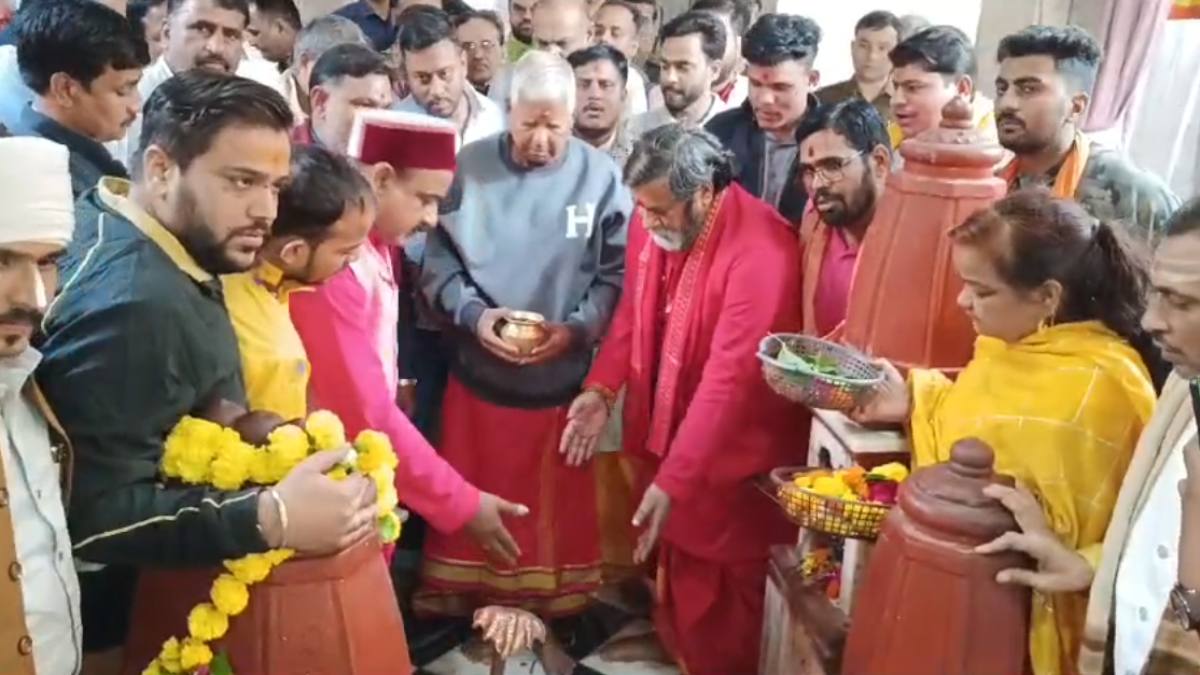 लालू यादव ने बेटे तेजस्वी के साथ मां बगलामुखी के दर्शन किये लालू यादव ने बेटे तेजस्वी के साथ मां बगलामुखी के दर्शन किये