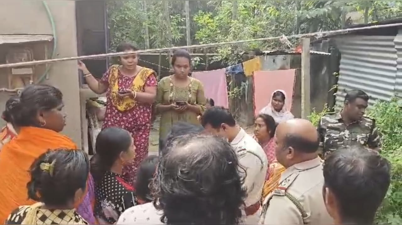 ड्रोन उड़ाकर बच्चे को तलाश रही पुलिस ड्रोन उड़ाकर बच्चे को तलाश रही पुलिस