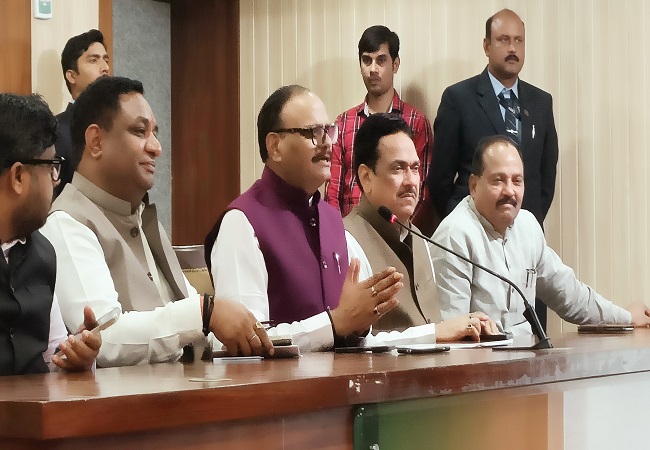 भाजपा प्रदेश कार्यालय पर पत्रकारवार्ता करते ब्रजेश पाठक भाजपा प्रदेश कार्यालय पर पत्रकारवार्ता करते ब्रजेश पाठक