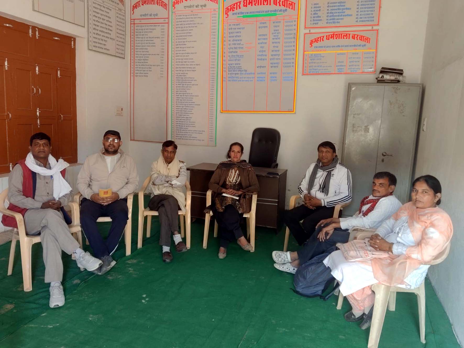 काव्य गोष्ठी में उपस्थित अतिथि व कवि। काव्य गोष्ठी में उपस्थित अतिथि व कवि।