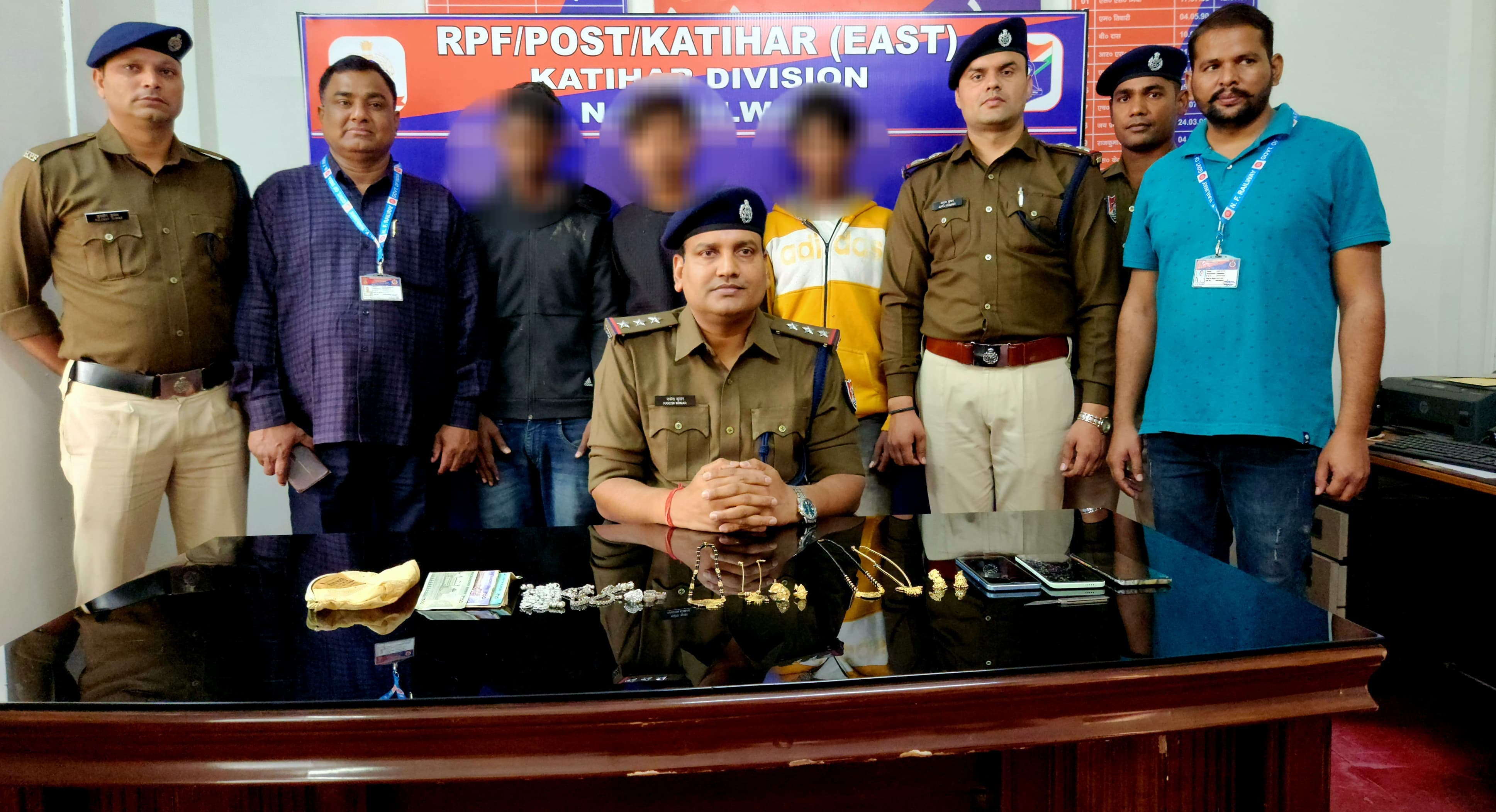 आरपी एफ के गिरफ्त में आरोपी आरपी एफ के गिरफ्त में आरोपी