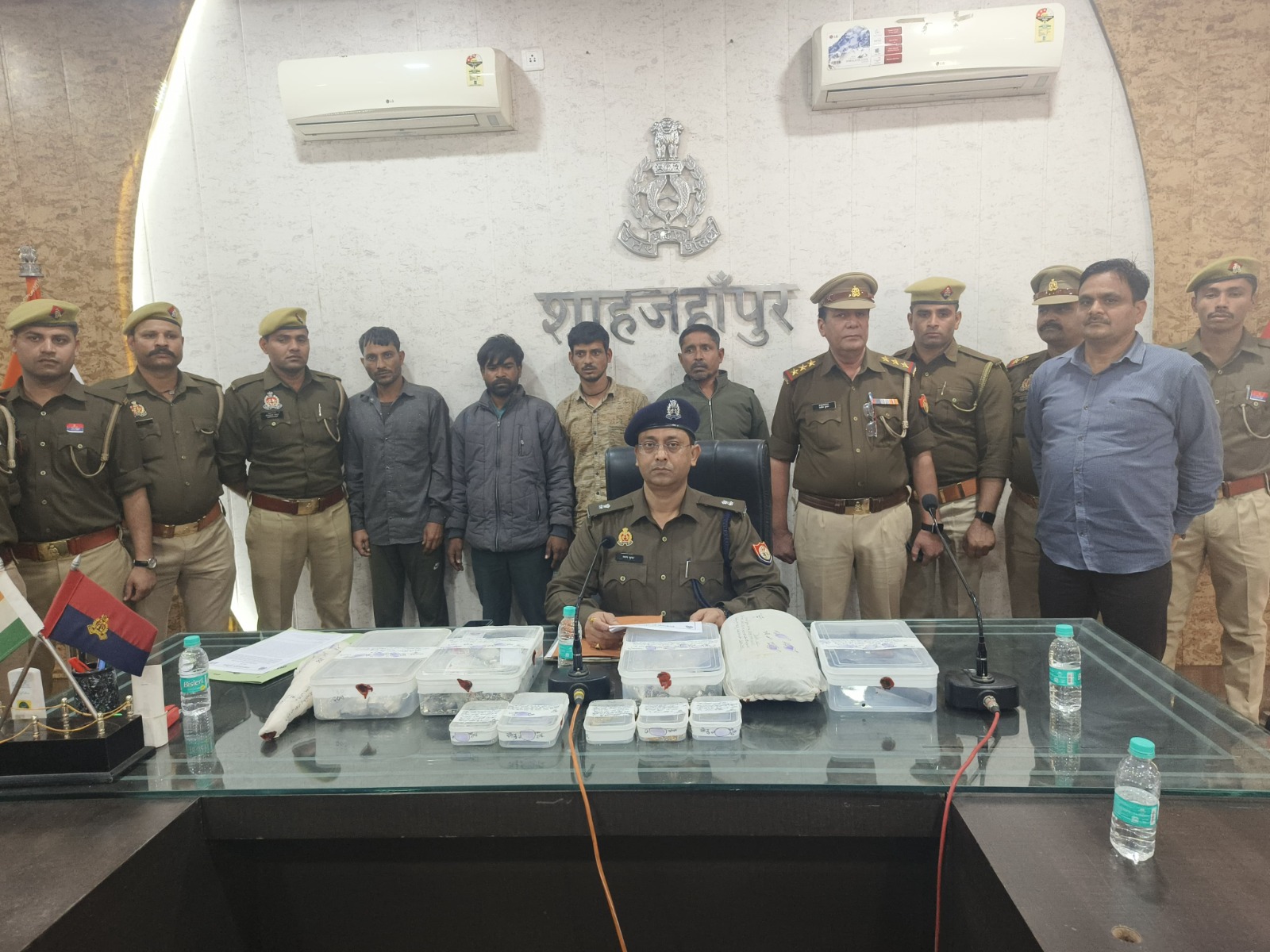 चार शातिर चोर गिरफ्तार,यूपी से लेकर बिहार तक करते थे चोरी, लाखो का सोना चांदी बरामद चार शातिर चोर गिरफ्तार,यूपी से लेकर बिहार तक करते थे चोरी, लाखो का सोना चांदी बरामद