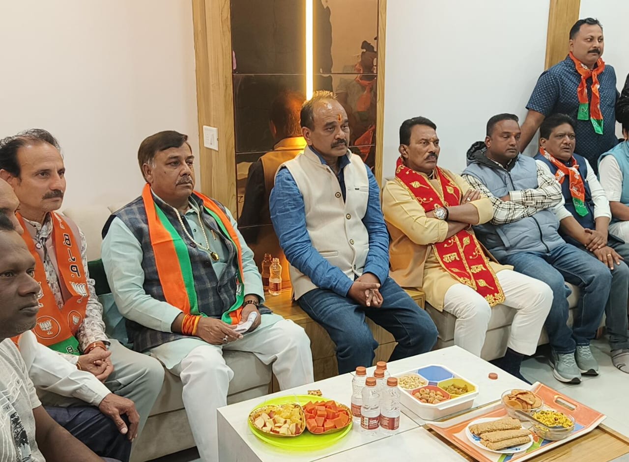 जल संसाधन मंत्री तुलसीराम सिलावट ने कार्यकर्ताओं के साथ बैठकर सुनी मन की बात जल संसाधन मंत्री तुलसीराम सिलावट ने कार्यकर्ताओं के साथ बैठकर सुनी मन की बात