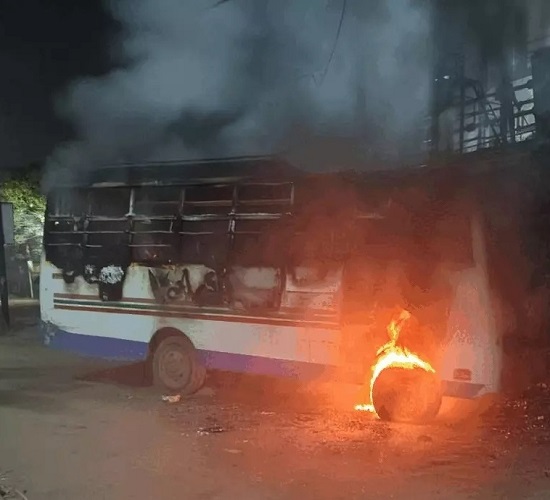 कानपुर: खड़ी बस में लगी आग का छाया चित्र कानपुर: खड़ी बस में लगी आग का छाया चित्र