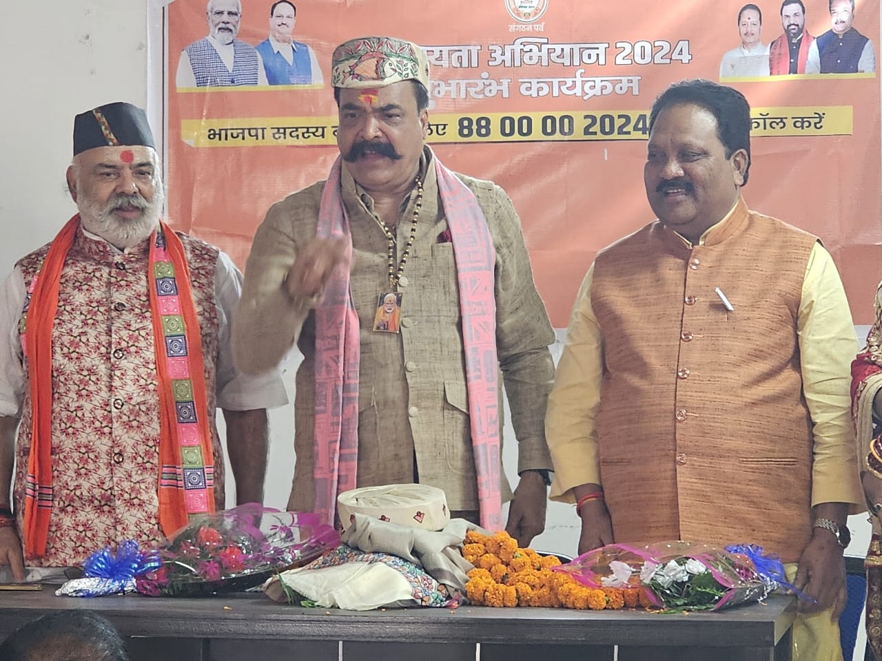 फ़िल्म जनत में मिथिला की पहचान बना रहे फूल सिंह को अररिया सांसद ने किया सम्मानित फ़िल्म जनत में मिथिला की पहचान बना रहे फूल सिंह को अररिया सांसद ने किया सम्मानित