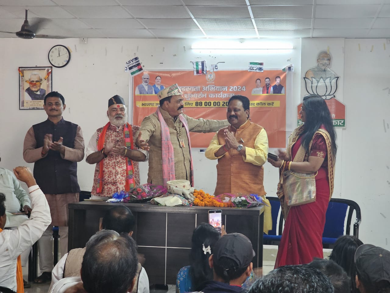 फ़िल्म जनत में मिथिला की पहचान बना रहे फूल सिंह को अररिया सांसद ने किया सम्मानित फ़िल्म जनत में मिथिला की पहचान बना रहे फूल सिंह को अररिया सांसद ने किया सम्मानित