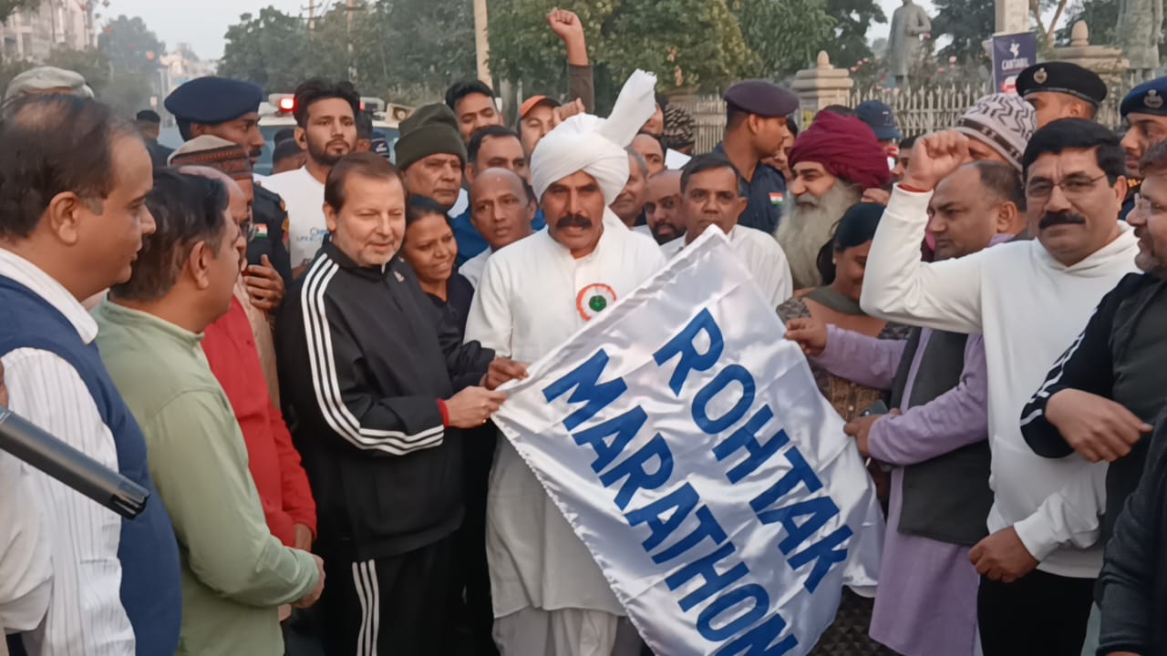24 आरटीकेः 1 रोहतक में आयोजित मैराथन को को झंडी दिखाते कैबिनेट मंत्री अरविंद शर्मा। 24 आरटीकेः 1 रोहतक में आयोजित मैराथन को को झंडी दिखाते कैबिनेट मंत्री अरविंद शर्मा।