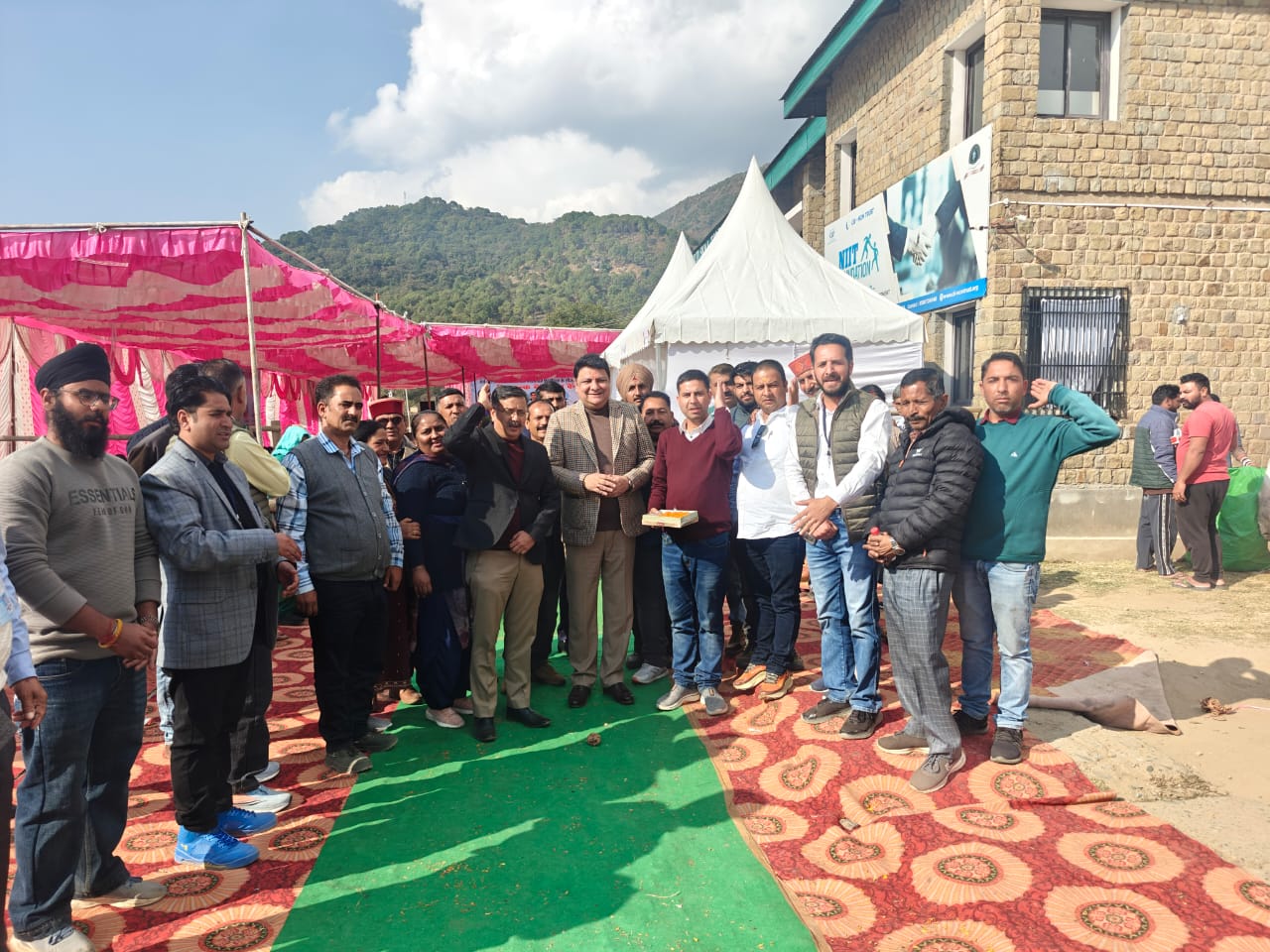 मिठाई बांटते हुए भाजपा कार्यकर्ता। मिठाई बांटते हुए भाजपा कार्यकर्ता।