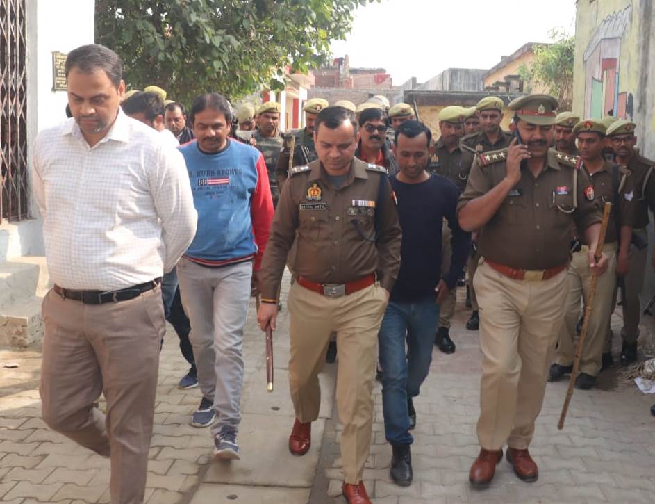 संभल हिंसा के बाद मुरादाबाद में पुलिस कर्मियों के साथ पैदल मार्च करते डीएम और एसएसपी। संभल हिंसा के बाद मुरादाबाद में पुलिस कर्मियों के साथ पैदल मार्च करते डीएम और एसएसपी।