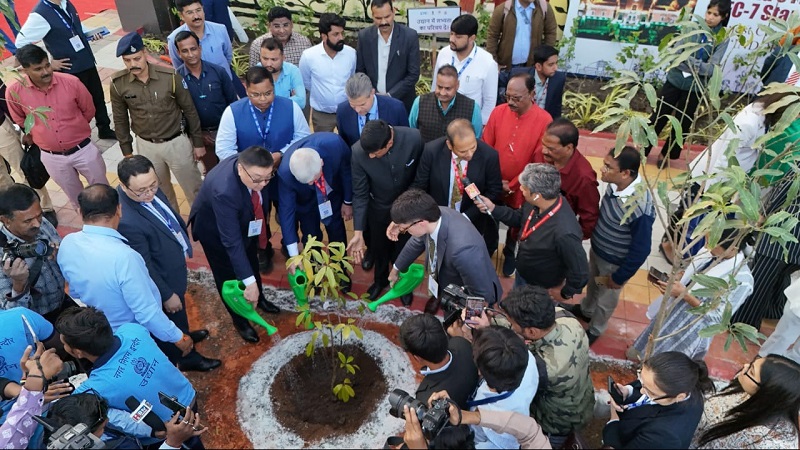यूरेशिया ग्रुप ईएजी के प्रतिनिधियों ने इंदौर के यूरेशिया गार्डन में किया पौधारोपण यूरेशिया ग्रुप ईएजी के प्रतिनिधियों ने इंदौर के यूरेशिया गार्डन में किया पौधारोपण
