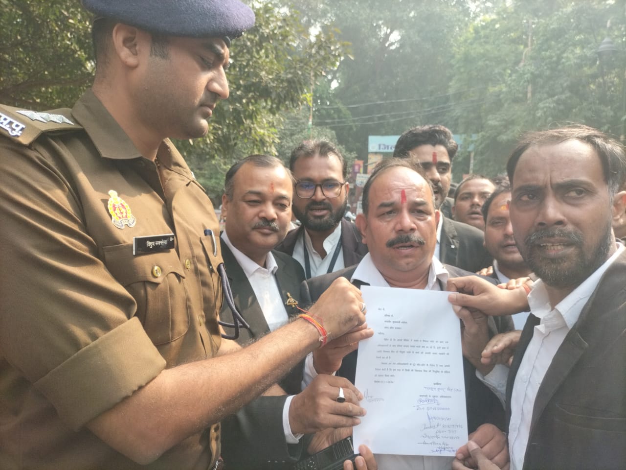 विरोध प्रदर्शन के बाद ज्ञापन सौंपते अधिवक्ता: फोटो बच्चा गुप्ता विरोध प्रदर्शन के बाद ज्ञापन सौंपते अधिवक्ता: फोटो बच्चा गुप्ता