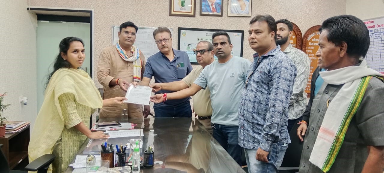 कलेक्टर नम्रता गांधी को ज्ञापन सौंपते हुए कांग्रेसी। कलेक्टर नम्रता गांधी को ज्ञापन सौंपते हुए कांग्रेसी।