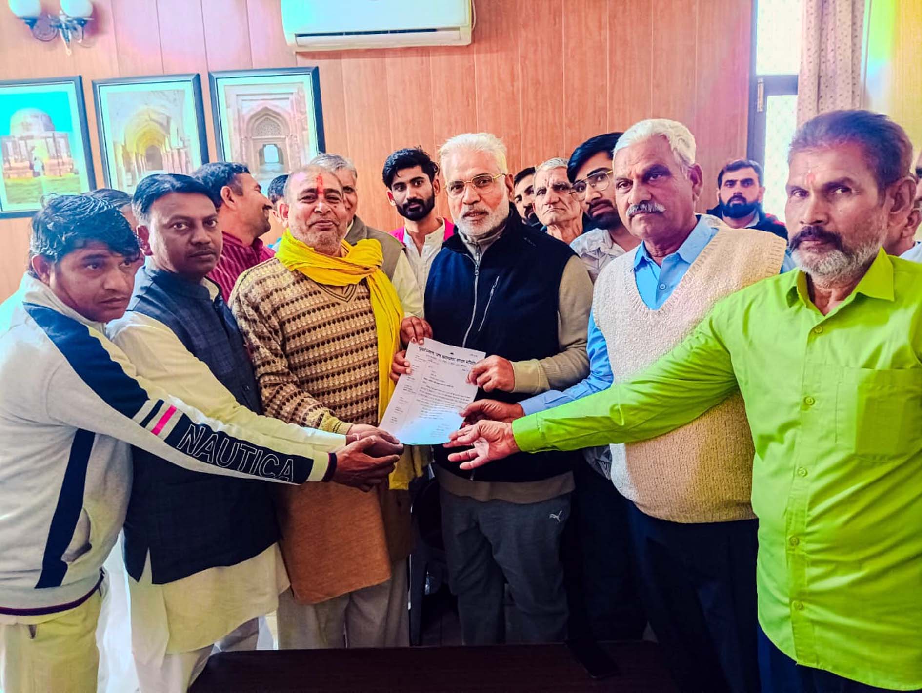 सांसद जयप्रकाश को मांग पत्र देते हुए पूर्वांचल जन कल्याण संगठन समिति के सदस्य। सांसद जयप्रकाश को मांग पत्र देते हुए पूर्वांचल जन कल्याण संगठन समिति के सदस्य।