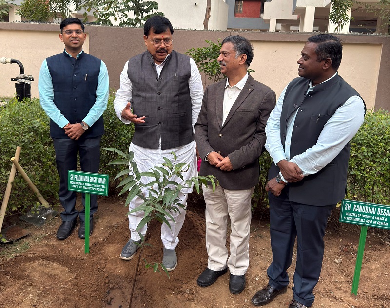 ऊर्जा मंत्री तोमर ने गुजरात पहुंचकर जानी वहां की बिजली व्यवस्था ऊर्जा मंत्री तोमर ने गुजरात पहुंचकर जानी वहां की बिजली व्यवस्था