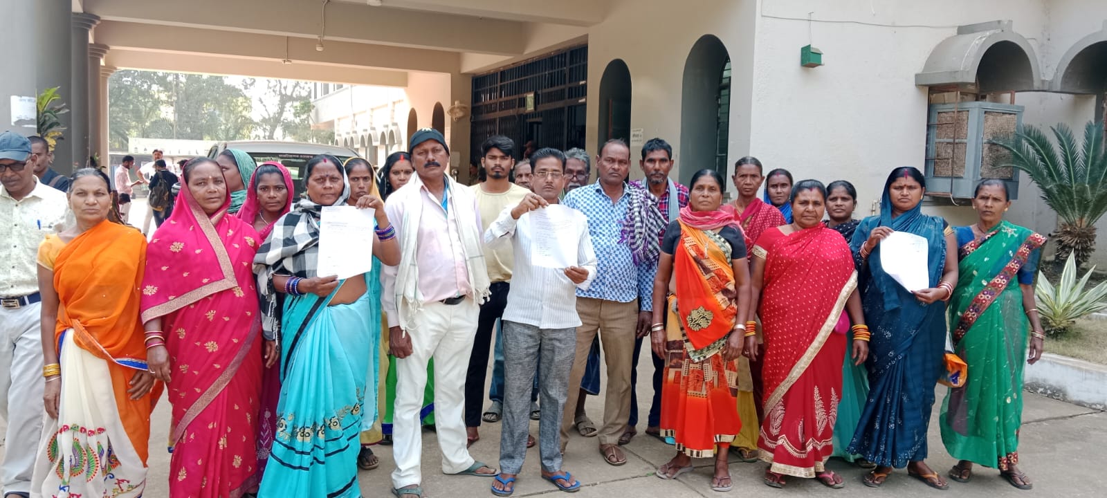 कलेक्ट्रेट के सामने पट्टा की मांग करते हुए वार्डवासी। कलेक्ट्रेट के सामने पट्टा की मांग करते हुए वार्डवासी।