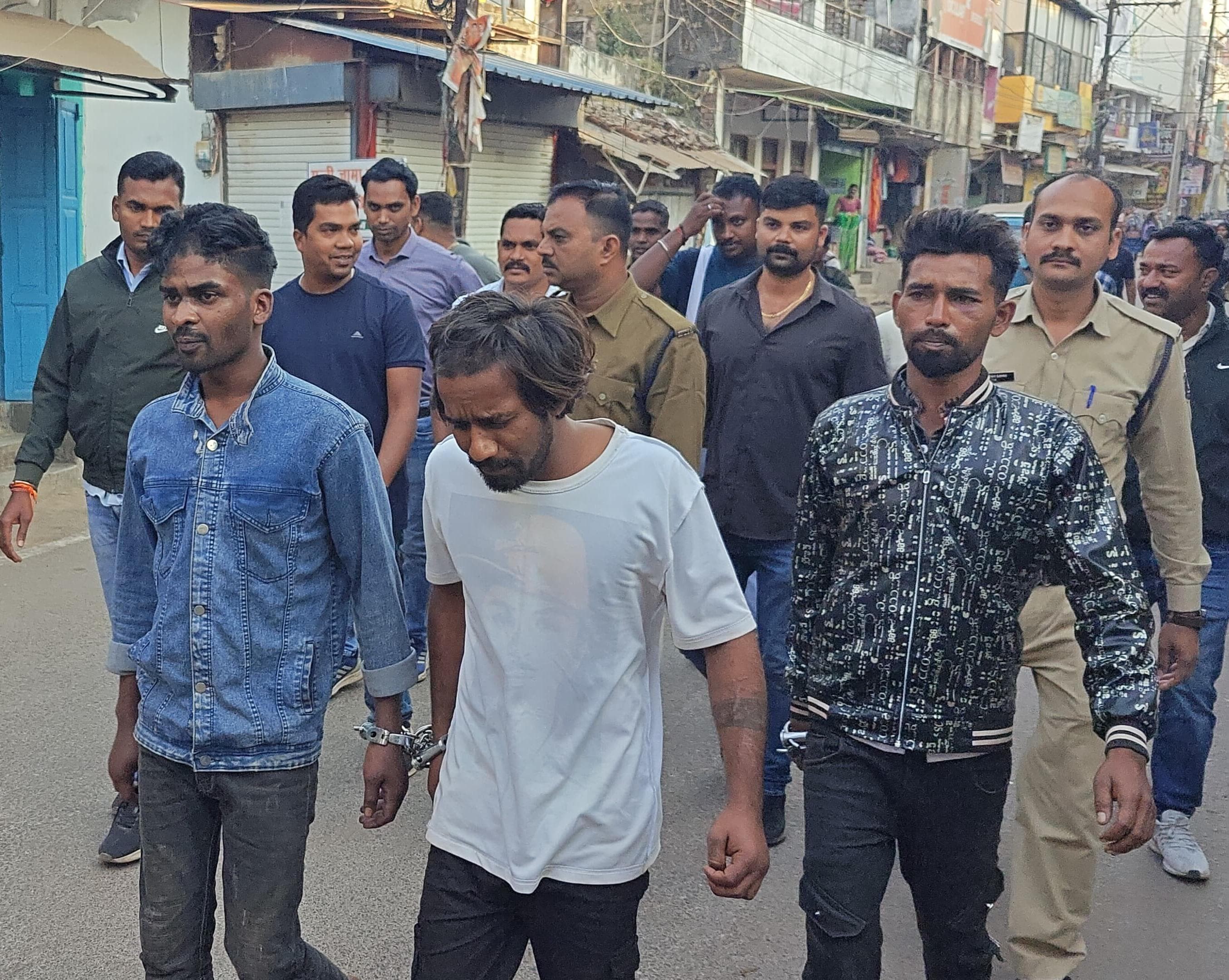 पुलिस वाहन खराब होने पर लूट के तीनों आरोपितों को इस तरह पैदल ले जाती पुलिस। पुलिस वाहन खराब होने पर लूट के तीनों आरोपितों को इस तरह पैदल ले जाती पुलिस।