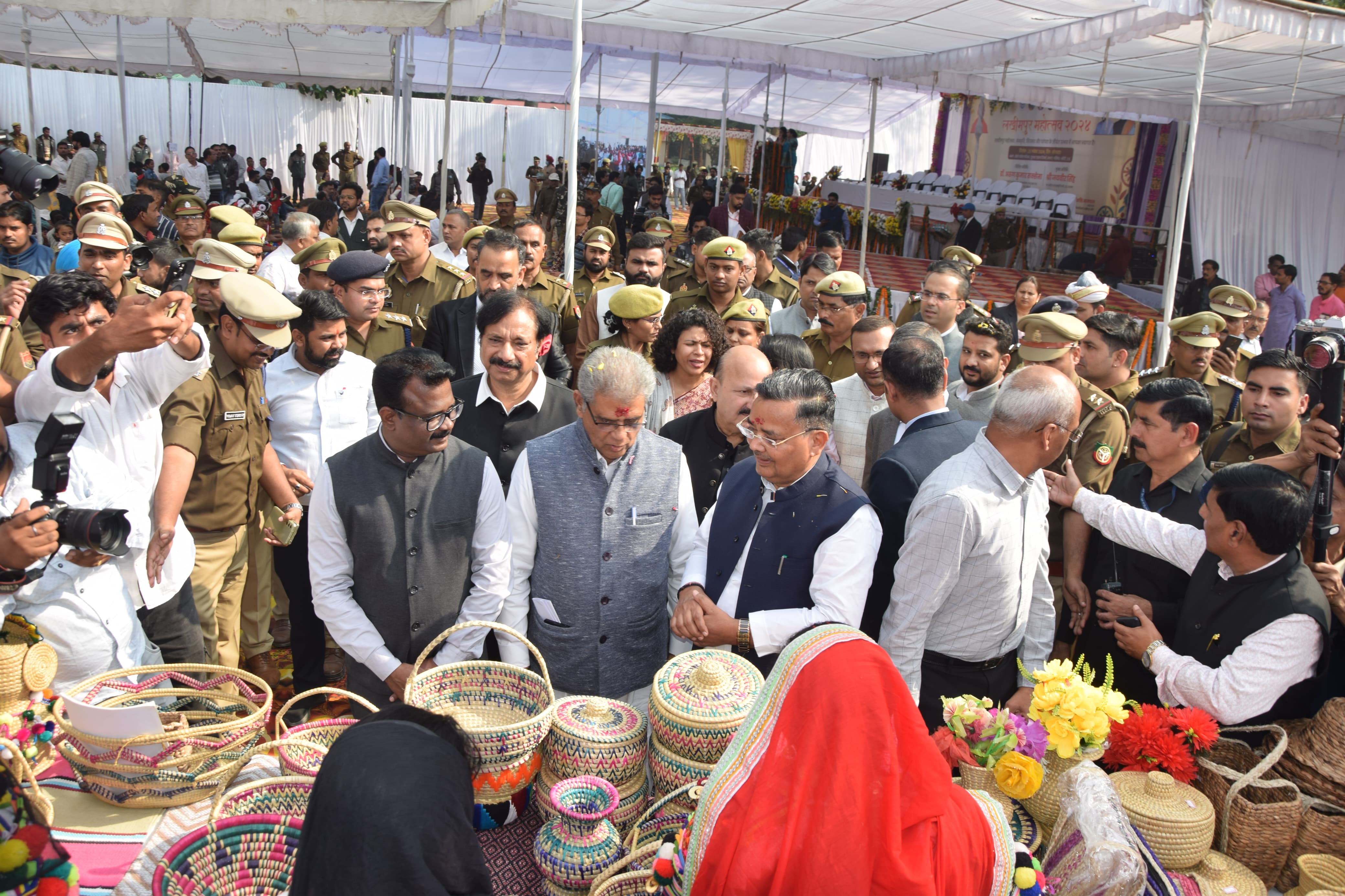 थारू जनजाति की महिलाओं के हाथों का हुनर, दुनियाभर में बना रहा पहचान थारू जनजाति की महिलाओं के हाथों का हुनर, दुनियाभर में बना रहा पहचान