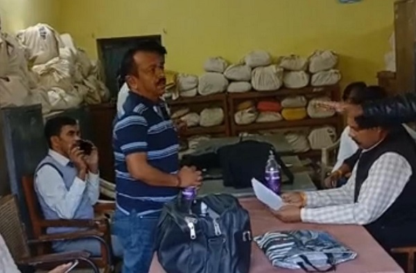 लोकायुक्त पुलिस ने आयुक्त कार्यालय में दी थी दबिश लोकायुक्त पुलिस ने आयुक्त कार्यालय में दी थी दबिश