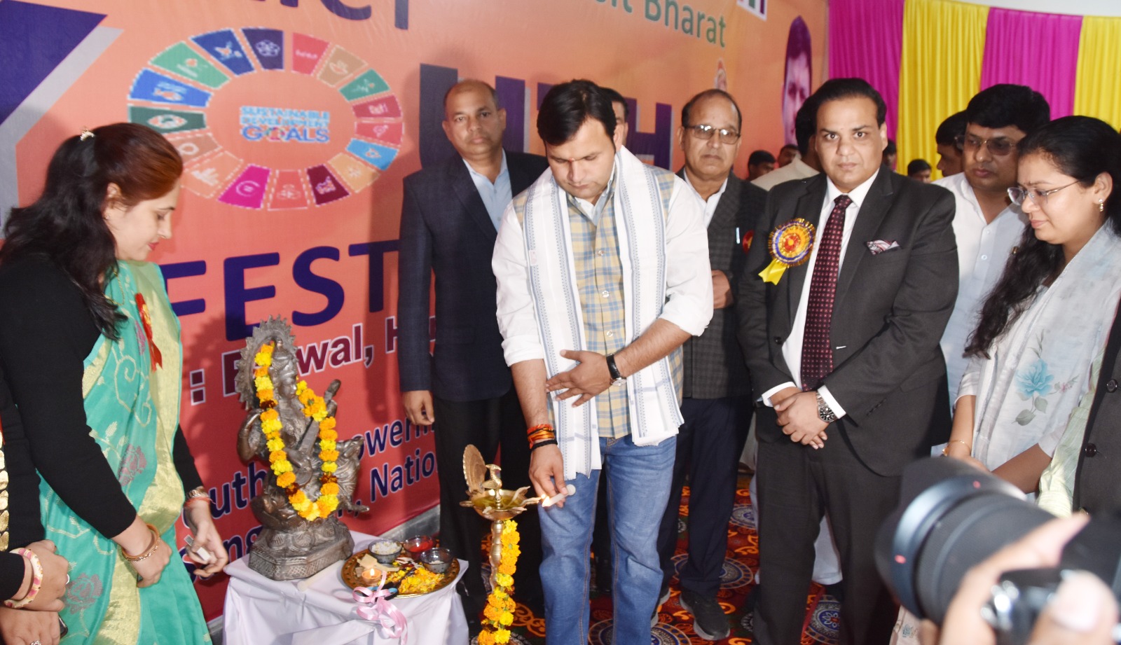 राज्य मंत्री गौरव गौतम दीप प्रज्वलित करते हुए राज्य मंत्री गौरव गौतम दीप प्रज्वलित करते हुए