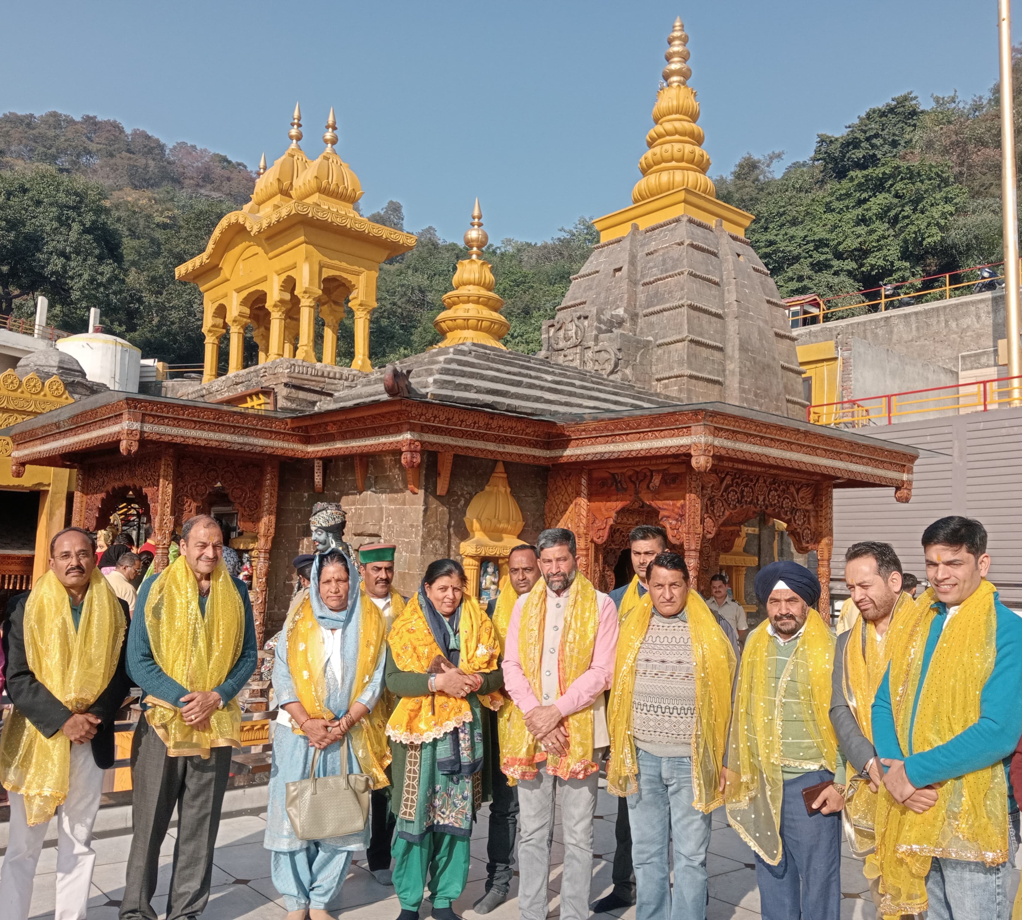 मां बगलामुखी मंदिर में माथा टेकने पंहुची विधायक कमलेश ठाकुर।