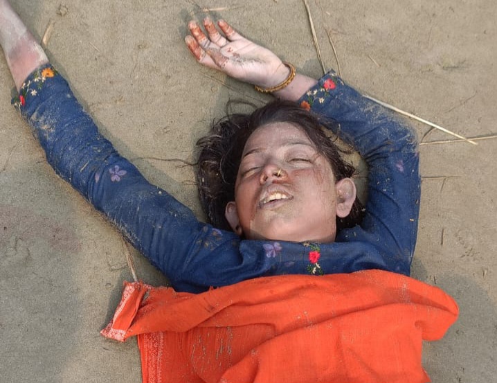 मृत युवती का शव मृत युवती का शव