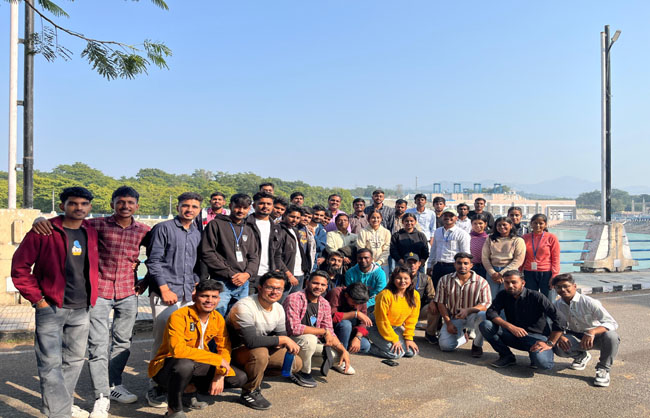 उत्तराखंड स्थित चिल्ला डेम का दौरा करते हकेंवि के विद्यार्थी उत्तराखंड स्थित चिल्ला डेम का दौरा करते हकेंवि के विद्यार्थी