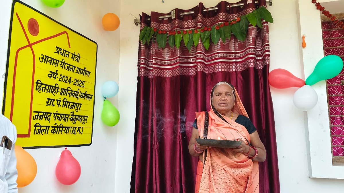 शान्ति बाई ने दीया  श्रीफल से किया गृह प्रवेश करती
