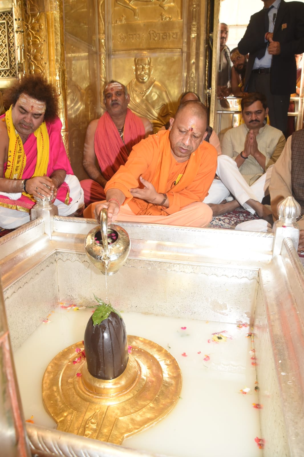बाबा विश्वनाथ के दरबार में मुख्यमंत्री बाबा विश्वनाथ के दरबार में मुख्यमंत्री