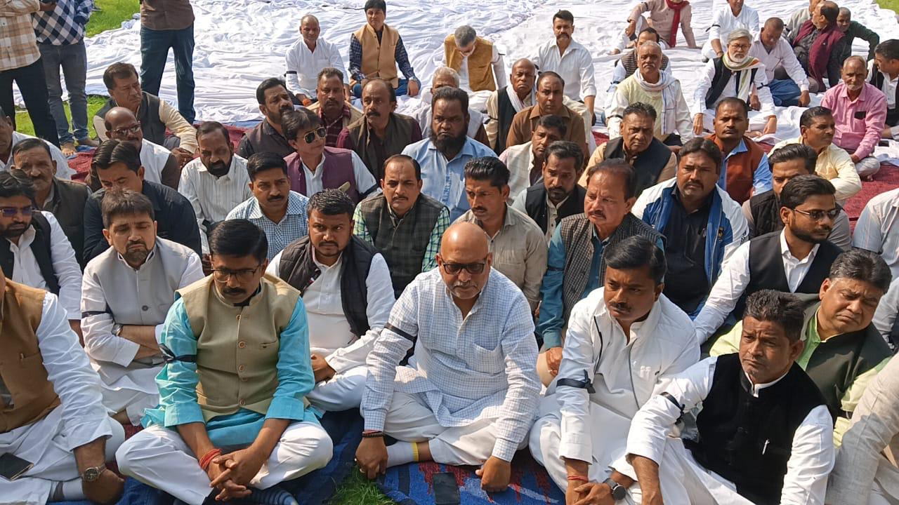 गांधी प्रतिमा के सामने बैठे अजय राय व अन्य कांग्रेस पदाधिकारी गांधी प्रतिमा के सामने बैठे अजय राय व अन्य कांग्रेस पदाधिकारी