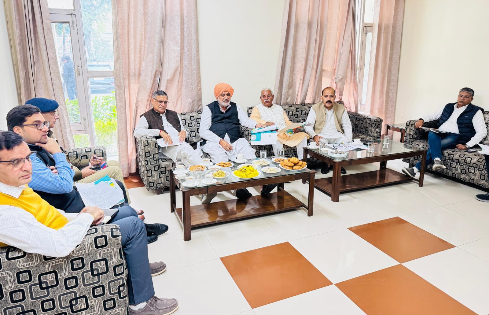 विकास कार्यों को लेकर कृषि मंत्री श्याम सिंह राणा चर्च करते हुए विकास कार्यों को लेकर कृषि मंत्री श्याम सिंह राणा चर्च करते हुए