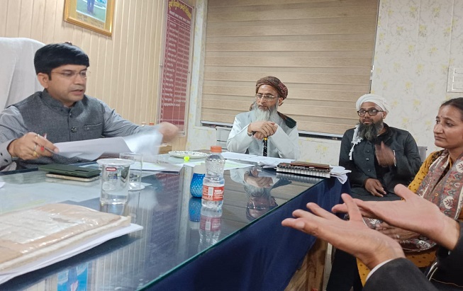 जमीअत उलमा-ए-हिंद का प्रतिनिधिमंडल संभल घटना पर पुलिस अधिकारियों से मुलाकात करते हुए। जमीअत उलमा-ए-हिंद का प्रतिनिधिमंडल संभल घटना पर पुलिस अधिकारियों से मुलाकात करते हुए।