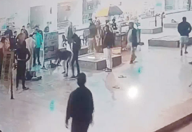 25 Snp- सोनीपत: सीसीटीवी फूजेज मेंइलेक्ट्रिशियन से लाठी-डंडों से मारपीट करते हुए। 25 Snp- सोनीपत: सीसीटीवी फूजेज मेंइलेक्ट्रिशियन से लाठी-डंडों से मारपीट करते हुए।