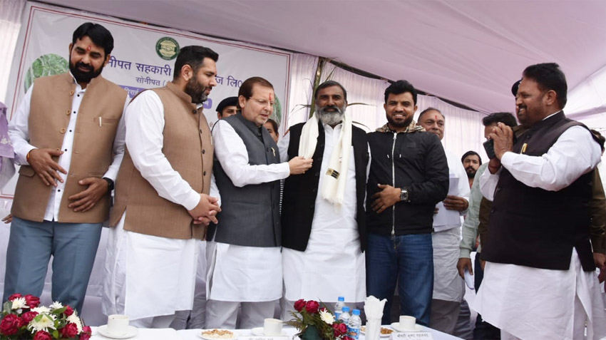 25 Snp-2  सोनीपत: सहकारिता, कारागार, चुनाव, विरासत         व पर्यटन मंत्री डॉ. अरविंद शर्मा ने सोनीपत शुगर मिल के 2024-25 पिराई सत्र का शुभारंभ अवसर पर किसान युनूस नंबरदार को सम्मानित करते हुए