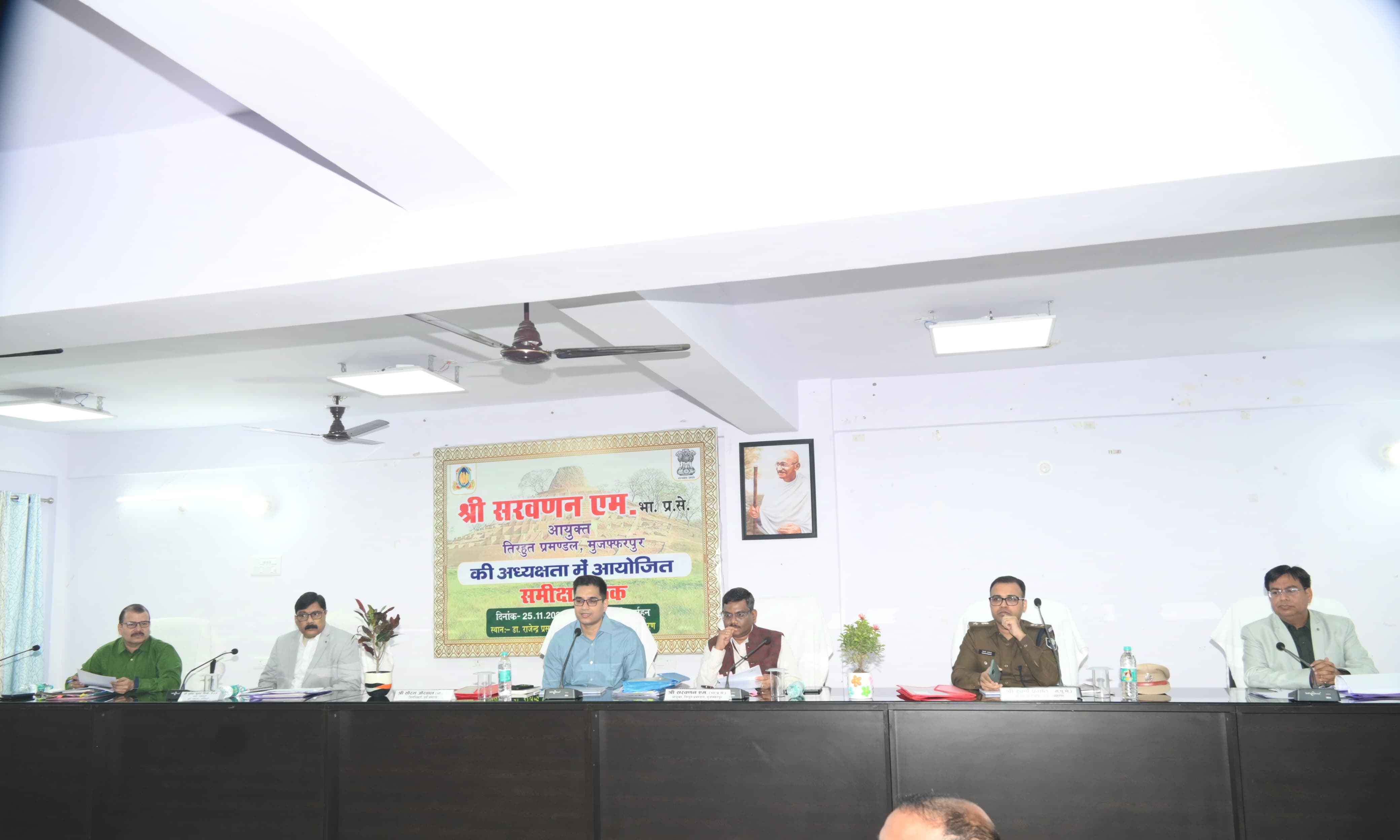 अधिकारियो को संबोधित करते तिरहुत प्रमंडल आयुक्त अधिकारियो को संबोधित करते तिरहुत प्रमंडल आयुक्त