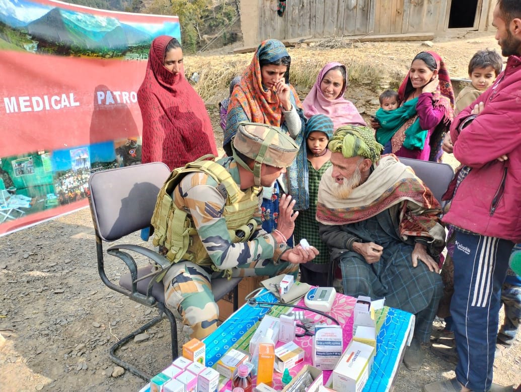 भारतीय सेना ने चिकित्सा गश्त के साथ रियासी के सुदूर गांवों में स्वास्थ्य सेवा पहुंचाई भारतीय सेना ने चिकित्सा गश्त के साथ रियासी के सुदूर गांवों में स्वास्थ्य सेवा पहुंचाई